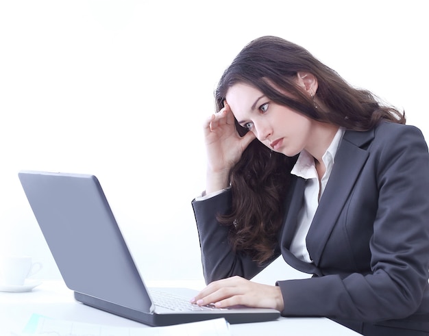 Mujer de negocios frustrada sentada frente a una computadora portátil abierta .foto con espacio de copia