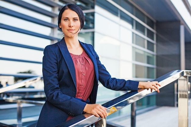 Mujer de negocios fuera de la oficina