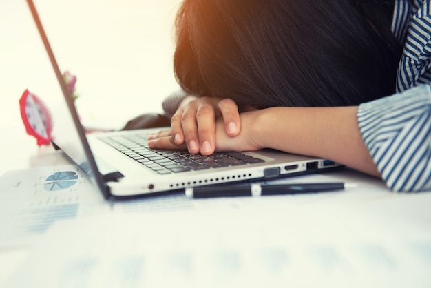 Foto mujer de negocios funcionando tarde el concepto de estrés.