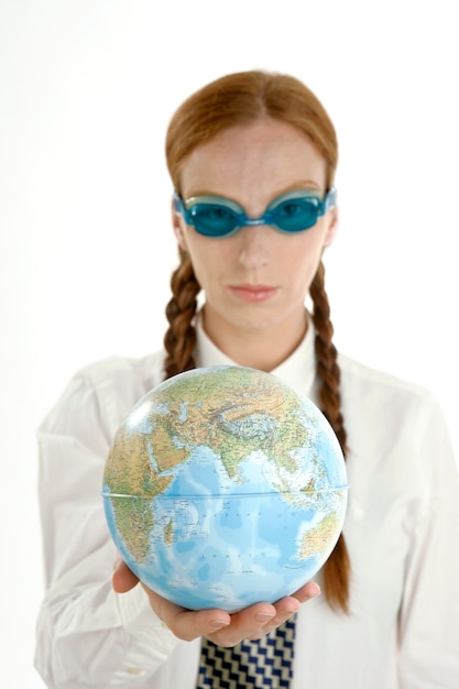 Mujer de negocios con gafas y mapa del mundo