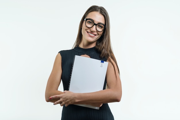 Mujer de negocios en gafas y vestido negro con documento