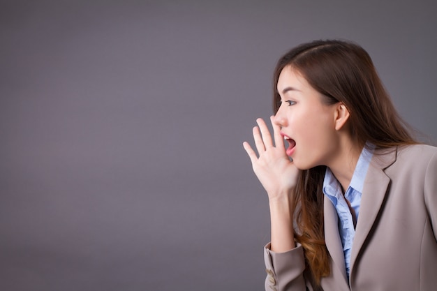 Mujer de negocios gritando a un lado