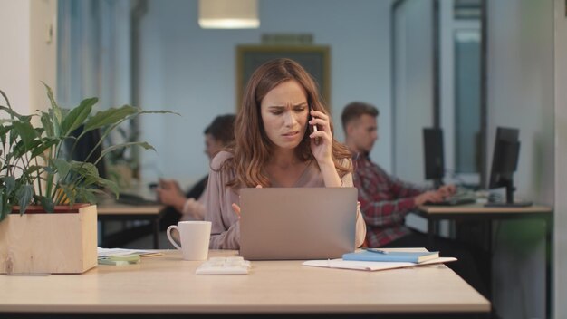 mujer de negocios, gritos, en, teléfono móvil, mujer molesta, tirar, teléfono móvil