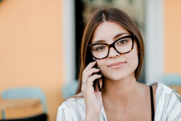 La mujer de negocios habla por teléfono