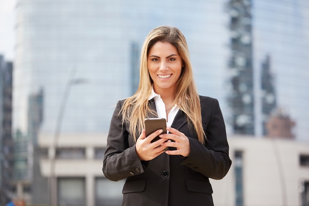 mujer de negocios hablando al móvil en entorno urbano