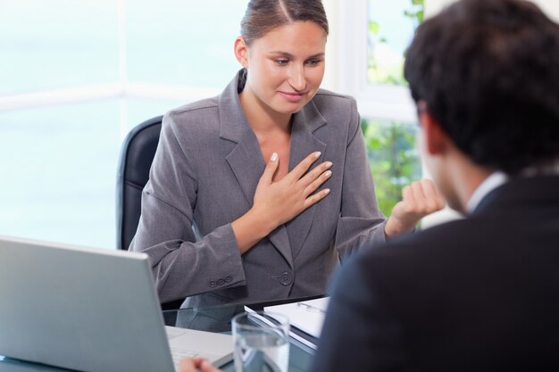 Mujer de negocios hablando con el cliente