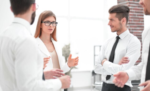 Mujer de negocios hablando con el equipo de negocios