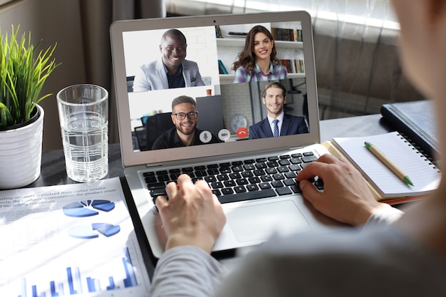 Foto mujer de negocios hablando con sus colegas en videoconferencia