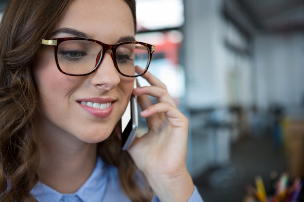 Mujer de negocios hablando por teléfono móvil