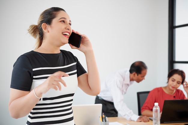 Mujer de negocios hablando por teléfono en la oficina