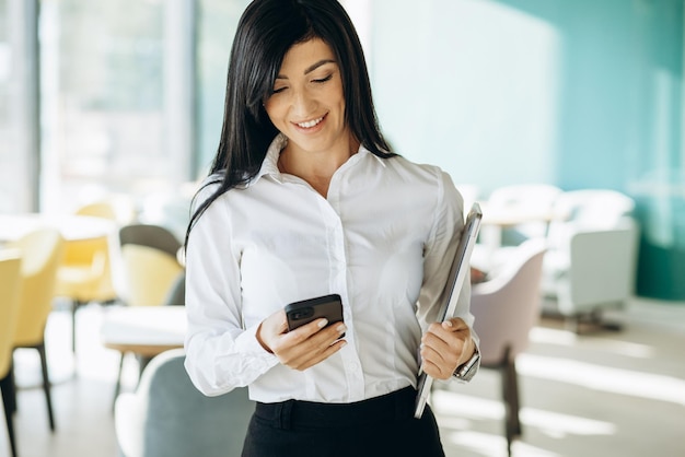 Mujer de negocios hablando por teléfono en la oficina