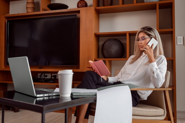 mujer de negocios hablando por telefono