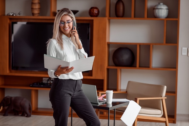 mujer de negocios hablando por telefono