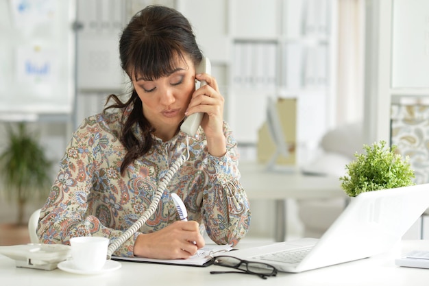 Mujer de negocios hablando por teléfono