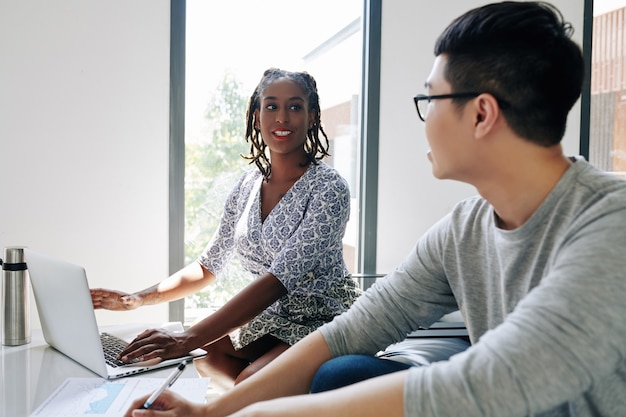 Mujer de negocios, hablar, colega