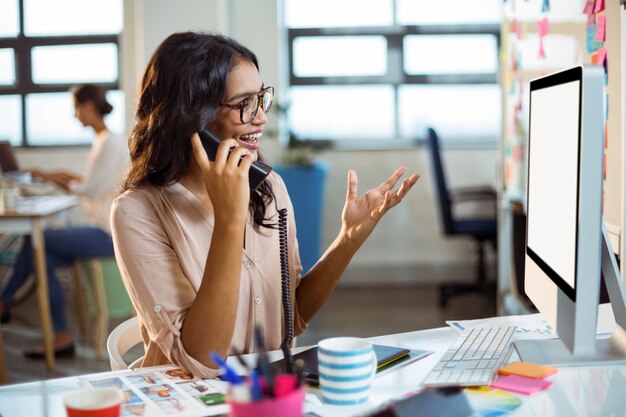 Mujer de negocios, hablar teléfono