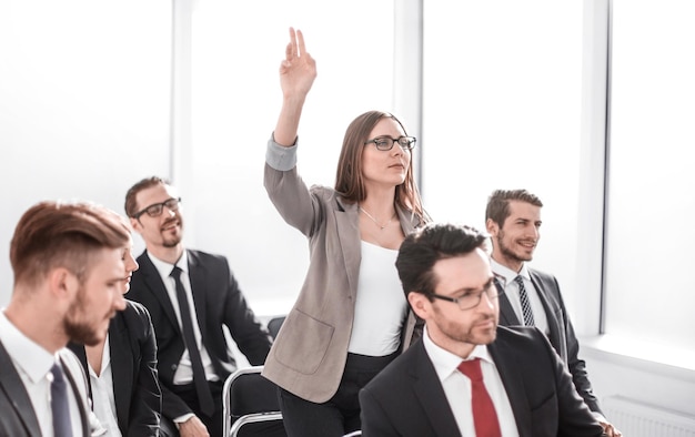 Mujer de negocios hace una pregunta en una reunión de negociosconcepto de negocio