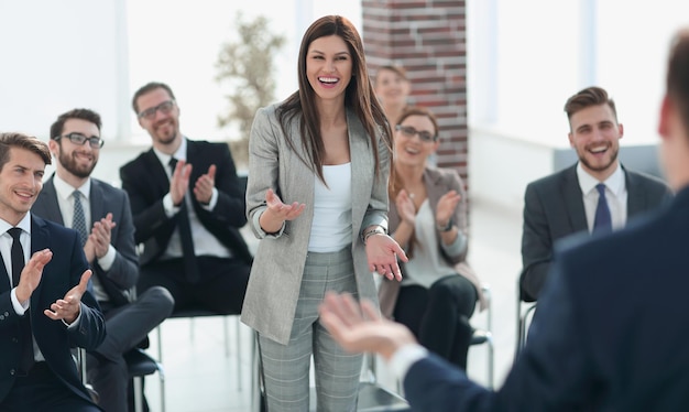 Mujer de negocios hace una pregunta en un seminario de negociosconcepto de negocio