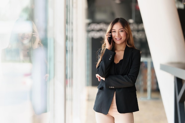 Mujer de negocios haciendo llamadas de negocios hablando por teléfono Concepto de cuenta y finanzas