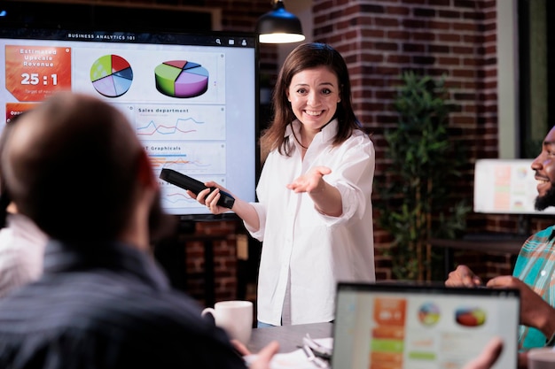 Foto mujer de negocios haciendo una presentación en la oficina