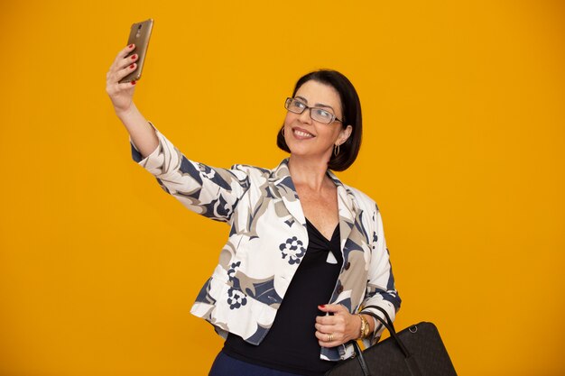 Mujer de negocios haciendo selfie