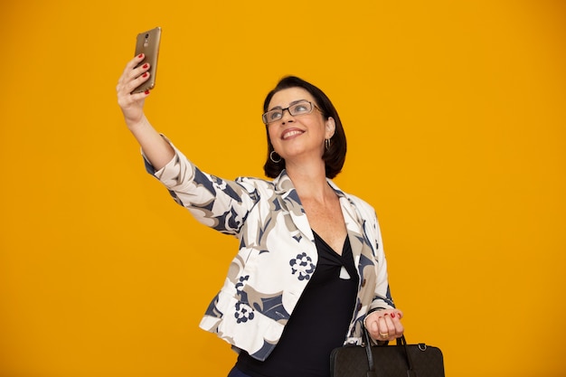 Mujer de negocios haciendo selfie