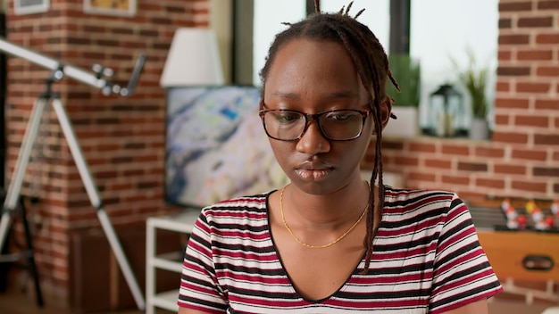 Mujer de negocios haciendo trabajo remoto a distancia en una computadora portátil, usando conexión a Internet en casa. Empleado que trabaja de forma remota en una red independiente, red digital en línea en pc. Trabajo moderno.