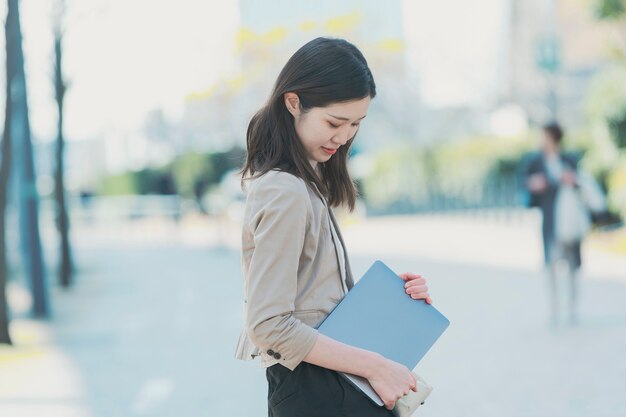 Mujer de negocios haciendo trabajo remoto