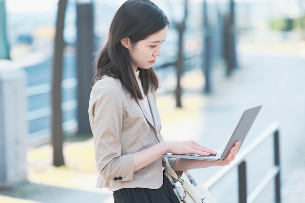 Mujer de negocios haciendo trabajo remoto