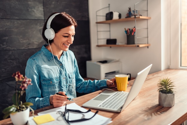 Mujer de negocios haciendo videollamada en la oficina