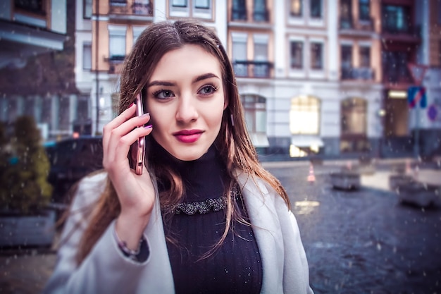 Mujer de negocios hermosa y feliz hablando por teléfono