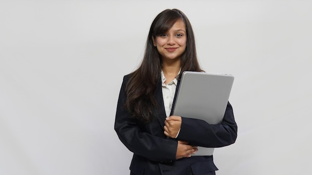 Foto mujer de negocios hermosa sonriente joven con una computadora portátil