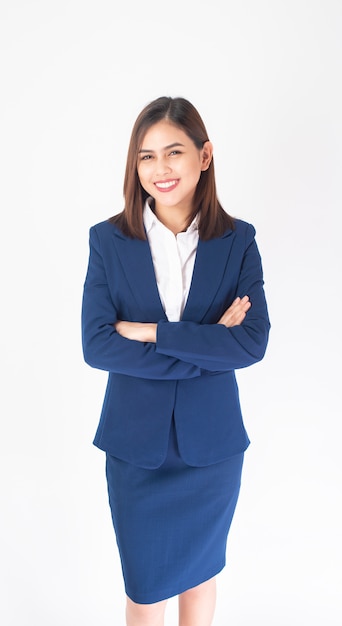 La mujer de negocios hermosa en traje azul está sonriendo en el fondo blanco