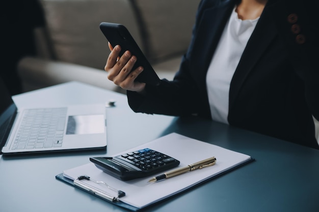 Mujer de negocios hispana con ropa formal en su oficina feliz y alegre mientras usa teléfonos inteligentes y trabaja Mujer de negocio joven usando aplicaciones en teléfonos celulares leyendo noticias conexión rápida