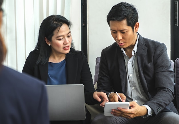 Mujer de negocios y hombre usando tableta