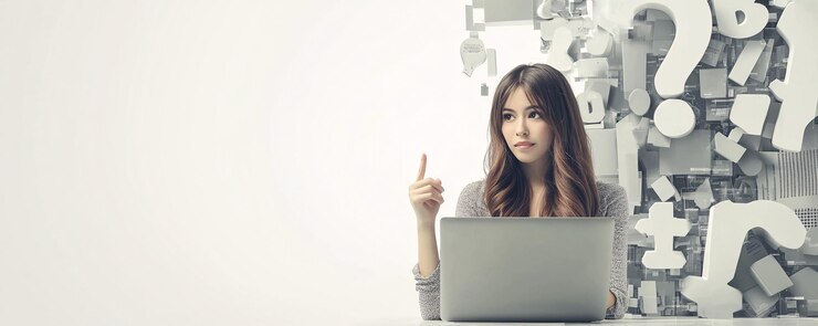 Foto mujer de negocios con una idea y señalando con el dedo trabajando en una computadora portátil