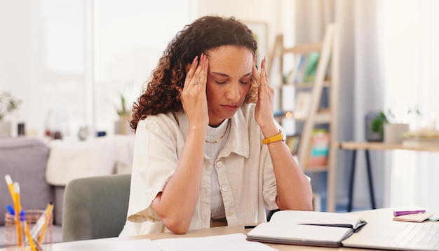 Mujer de negocios independiente y dolor de cabeza con portátil para información de solución y fallo de red Trabajo remoto mujer y diseñador web con estrés por problema de conexión de página en línea o migraña