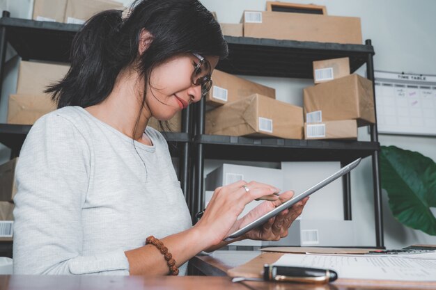 Mujer de negocios independientes