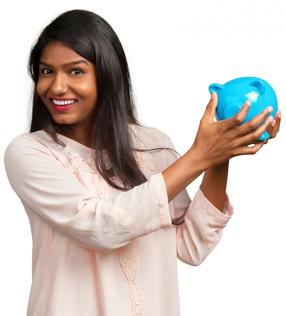 Mujer de negocios india ahorrando dinero hucha
