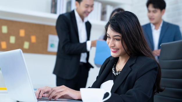 mujer de negocios india en la oficina