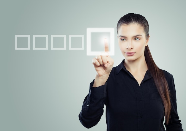 Foto mujer de negocios inteligente señalando el fondo azul