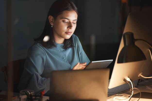 Mujer de negocios de investigación nocturna o empleada de tableta que trabaja pensando o planificando seo digital o sitio web en línea Marketing en redes sociales o búsqueda en Internet de innovación creativa o estrategia de trabajo