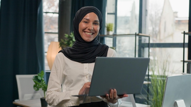 mujer de negocios islámica en hijab árabe india musulmana mujer islámica empresaria gerente de negocios niña