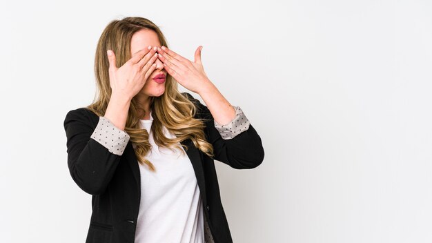 Mujer de negocios joven aislada en la pared blanca Mujer de negocios joven con miedo cubrirse los ojos con las manos