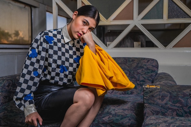 Mujer de negocios joven en asiento de ropa vintage dentro de un viejo tren retro