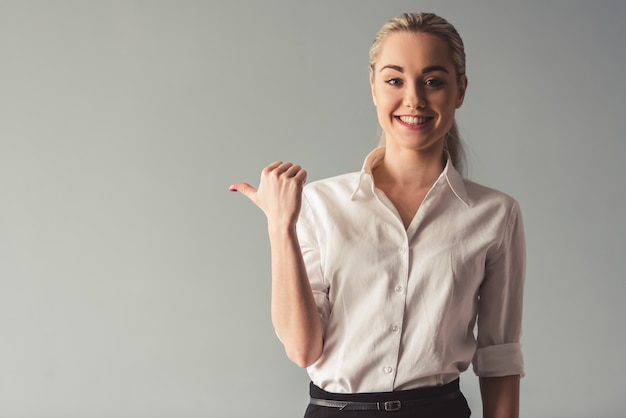 Mujer de negocios joven atractiva