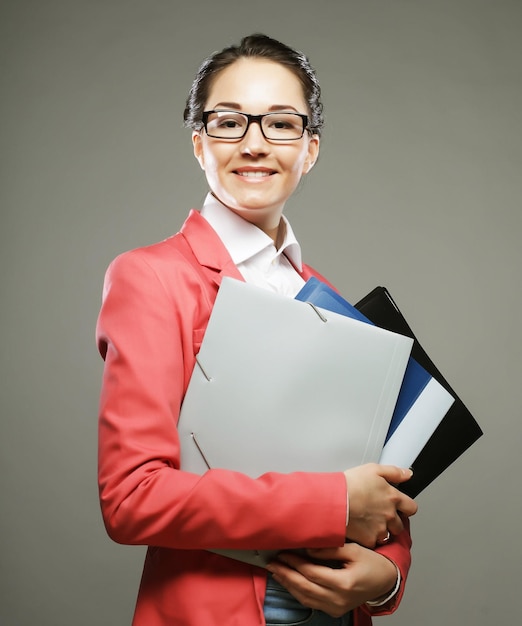 Mujer de negocios joven con carpetas