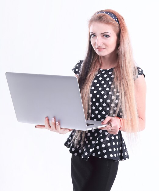 Mujer de negocios joven con una computadora portátil abierta.aislado en blanco