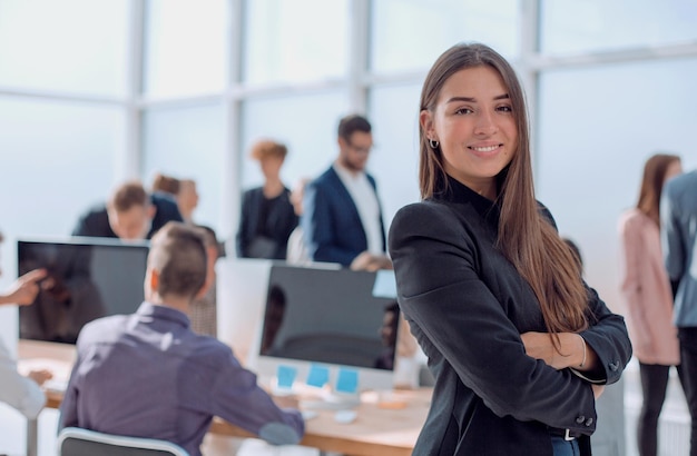 mujer de negocios joven confiada en el fondo de la oficina. foto con espacio de copia