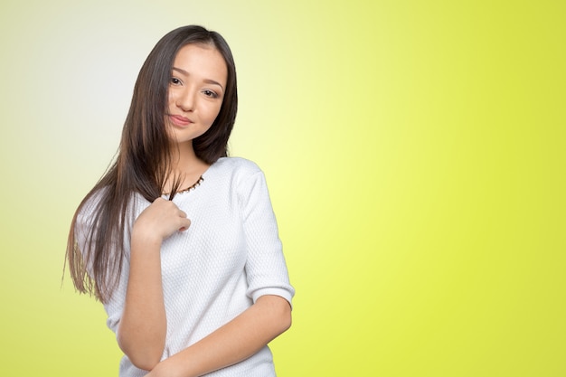 Mujer de negocios joven confidente alegre que se señala